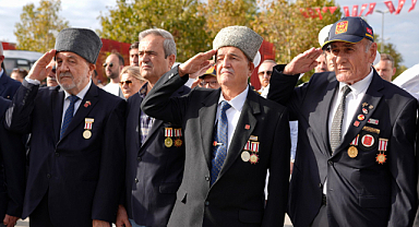 Gaziler Günü Dolayısı ile Kartal'da Atatürk Anıtı’na Çelenk Sunuldu