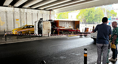 İstanbul Kartal ilçesinde Alt Geçite Çarpan Kamyon Devrildi.