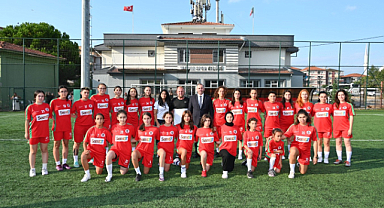 Yalova Belediyesi'nden Yalovaspor Kadın Futbol Takımına Destek