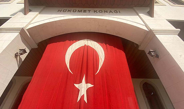 100 Yıllık Tarihi Türk Bayrağı, Antalya Valiliği’ndeki Yerini Aldı