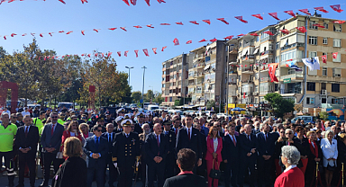 Kartal'da Cumhuriyet Bayramı Dolayısıyla Çelenk Töreni Düzenlendi