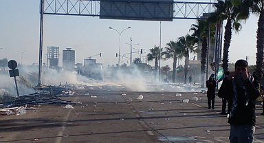 Adana'da İncirlik Hava Üssü'ne girmeye çalışan İHH üyelerine, biber gazı ve TOMA'larla müdahale