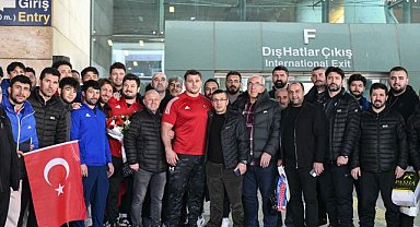 Aski Sporlu Milli Güreşçiler Kayaalp Ve Cengiz Türkiye'ye Döndü