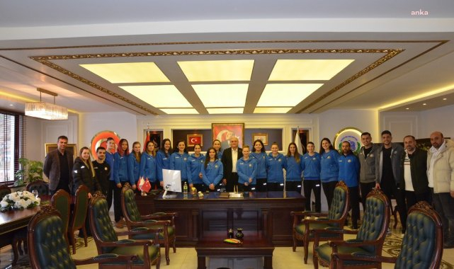 BOZÜYÜK BELEDİYE BAŞKANI BAKKALCIOĞLU, İLÇELİ VOLEYBOLCULARLA BİR ARAYA GELDİ