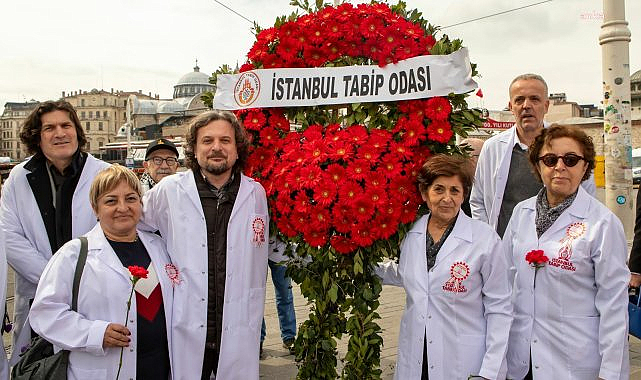 SAĞLIK ÇALIŞANLARI TAKSİM CUMHURİYET ANITI'NA ÇELENK BIRAKTI