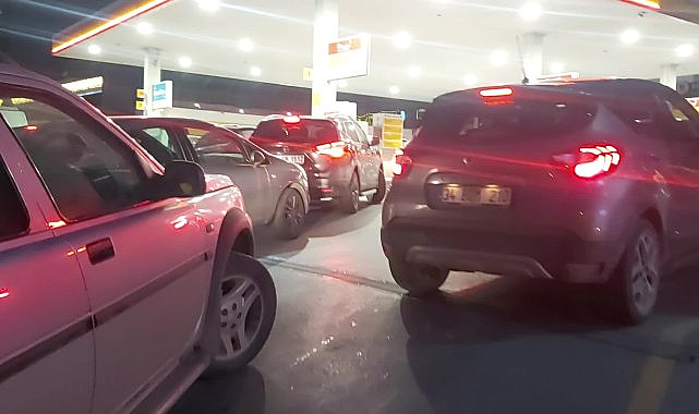 ZAMDAN ÖNCE AKARYAKIT İSTASYONLARINDA KUYRUK OLUŞTU