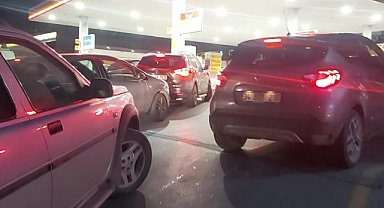 ZAMDAN ÖNCE AKARYAKIT İSTASYONLARINDA KUYRUK OLUŞTU 