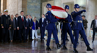 Ekrem İmamoğlu, 26 İlçe Belediye Başkanıyla Birlikte Anıtkabir'i Ziyaret Etti