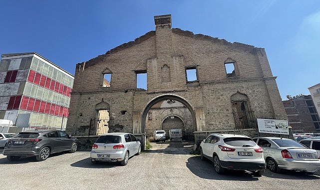 Elazığ'da Otopark Olarak Kullanılan Tarihi Ermeni Kilisesi Mühürlendi
