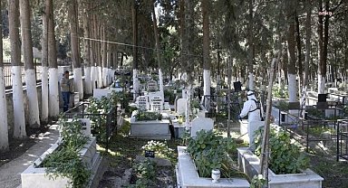 KUŞADASI'NDA RAMAZAN BAYRAMI ÖNCESİ MEZARLIKLAR TEMİZLENİYOR