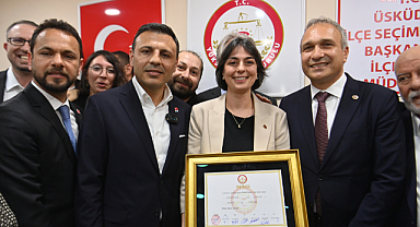ÜSKÜDAR'IN YENİ BAŞKANI SİNEM DEDETAŞ MAZBATASINI ALDI 