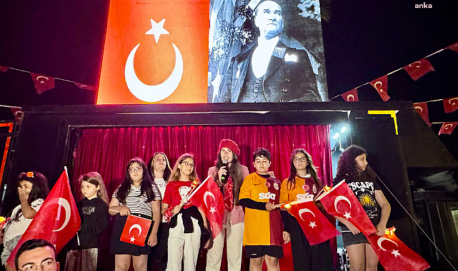 Çeşme'de 19 Mayıs coşkusu fener alayıyla katlandı