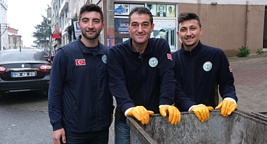Giresun Belediye Başkanı Köse, 1 Mayıs'ta Temizlik İşçileriyle Çöp Topladı