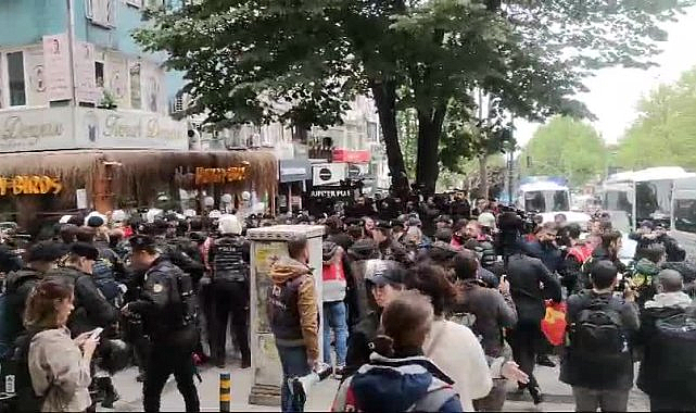 Taksim'e Çıkmaya Çalışan Bir Gruba Polis Müdahale Etti, 30 Kişi Gözaltına Alındı