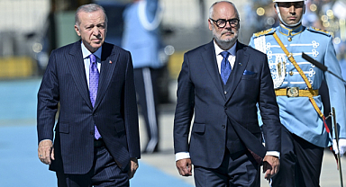 Estonya Cumhurbaşkanı Alar Karis resmi törenle karşılandı