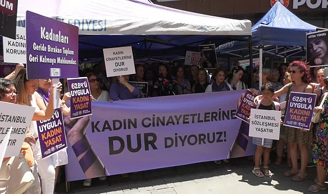 İzmir'de kadın cinayetleri protesto edildi