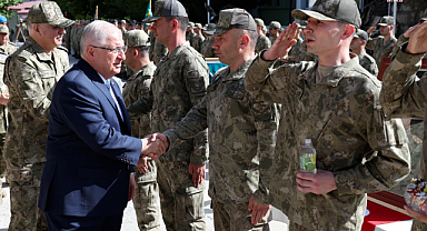 Milli Savunma Bakanı Güler, Hakkari Çukurca'daki 2'nci Hudut Tugay Komutanlığı'nı ziyaret etti
