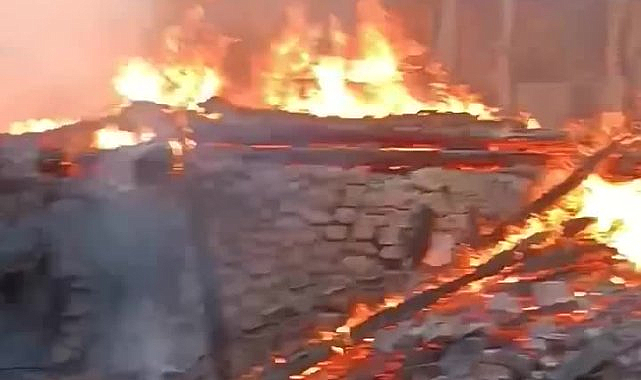 Sinop'ta çıkan yangında 5 ev kullanılamaz hale geldi