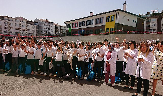 Tatil zili çaldı: 20 milyon öğrenci karne aldı