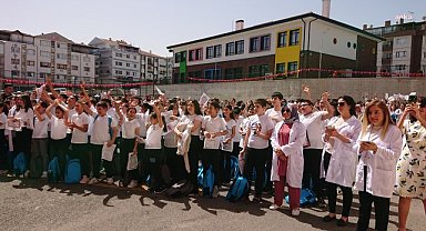 Tatil zili çaldı: 20 milyon öğrenci karne aldı