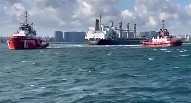 Yeşilköy önlerinde karaya oturan kuru yük gemisini kurtarma çalışmaları başladı