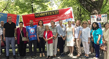 29 Ekim Kadınları Derneği, Öğretmenlik Meslek Kanunu teklifine karşı oturma eylemi yapan öğretmenleri ziyaret etti