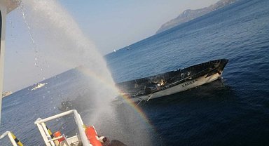 Marmaris'te 96 yolcu bulunan gezi teknesi yandı, 3'ü ağır 17 kişi yaralandı