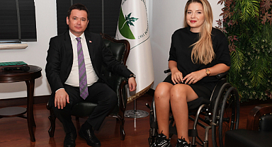 Türkiye'nin ilk engelli kadın ralli pilotu Keskin, Osmangazi Belediye Başkanı Aydın'ı ziyaret etti