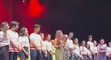 Yunan asıllı Alman şarkıcı Atatürk posterinin kaldırılmasını istedi, konseri iptal edildi