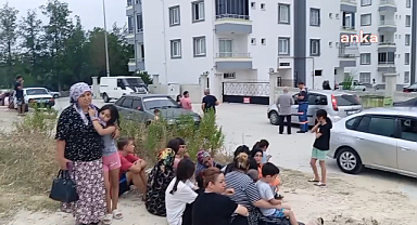 Adana depremlerinde Kadirli'de vatandaş sokağa döküldü