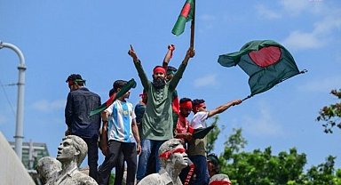 Bangladeş'te parlamento feshedildi. Öğrenciler, askeri yönetim olursa protestolara devam edecek
