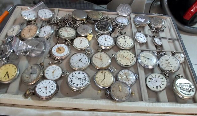 Burhaniye'de emekli makine teknisyeninin saat koleksiyonu görenleri şaşırtıyor