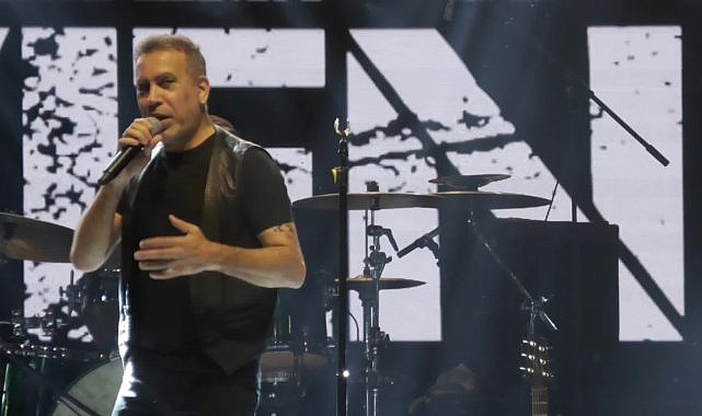 Haluk Levent sahneye Polonez işçileriyle çıktı