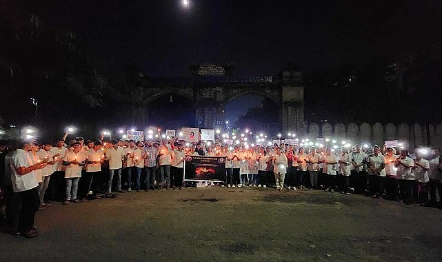 Hindistan'da kadın stajyer doktorun tecavüz edilerek öldürülmesi sonrası protestolar büyüyor
