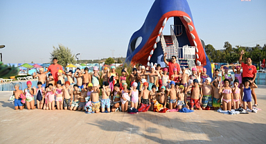 Karabağlar Belediyesi’nden özel gereksinimli çocuklara yüzme eğitimi 