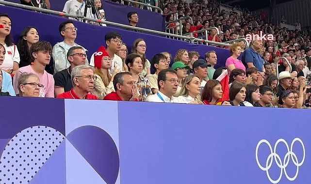 Özgür Özel, Ekrem İmamoğlu ve Mansur Yavaş, Paris'te Kadın Voleybol Milli Takımı maçını birlikte izliyor