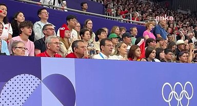 Özgür Özel, Ekrem İmamoğlu ve Mansur Yavaş, Paris'te Kadın Voleybol Milli Takımı maçını birlikte izliyor