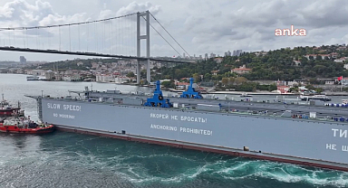392 metrelik yüzer havuz İstanbul Boğazı'ndan geçişini 9 saatte tamamladı