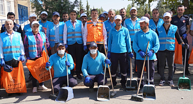Adıyaman Belediye Başkanı Tutdere, vatandaşlarla birlikte sokakları süpürdü