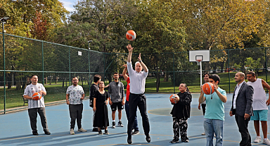 Beykoz Belediye Başkanı Köseler, Beykoz Erişilebilir Yaşam Merkezi (BEYMER) öğrencileriyle basketbol oynadı
