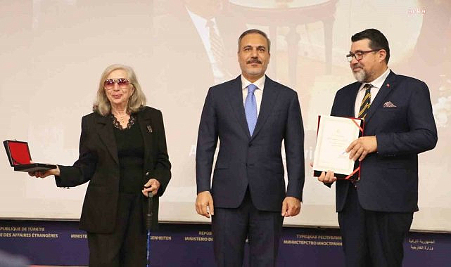 Emekli Büyükelçi merhum Şükrü Tufan'a üstün hizmet madalyası verildi