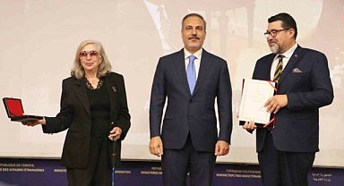 Emekli Büyükelçi merhum Şükrü Tufan'a üstün hizmet madalyası verildi