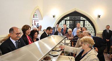Eskişehir'de Halk Lokantası açılışında yemekleri Başkan Ünlüce servis etti