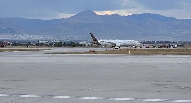 Hindistan'dan Almanya'ya giden yolcu uçağı Erzurum'a zorunlu iniş yaptı, bomba imha uzmanları uçakta arama yapıyor