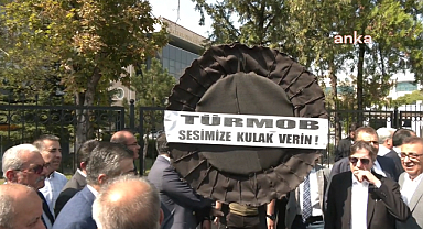 Müşavirler, Hazine ve Maliye Bakanlığı'na siyah çelenk bıraktı