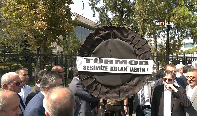 Müşavirler, Hazine ve Maliye Bakanlığı'na siyah çelenk bıraktı