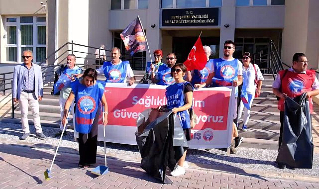 Öğretmenler, Eskişehir İl Milli Eğitim Müdürlüğü'nün önünü süpürdü