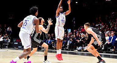 Anadolu Efes, Virtus Bologna'yı 76-67 yendi