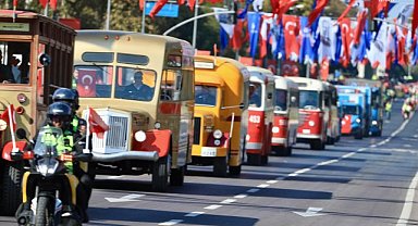 İETT, koruma altına aldığı tarihi otobüsleri Cumhuriyet Bayramı'nda vatandaşlarla buluşturdu