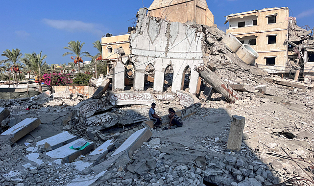 İsrail'in Gazze'deki cami ve okulları hedef aldığı saldırıda 24 Filistinli öldü